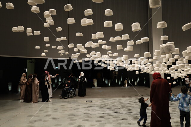 حضور الفعاليات والأنشطة الممتعة، صالة الحجاج في متحف بينالي للفنون الإسلامية في المملكة العربية السعودية، المعالم الثقافية المشهورة في مدينة جدة، التحف الدينية الأثرية المميزة، وجهات جذب واستقطاب السياح والزوار للتعرف على تاريخ الأرض المقدسة