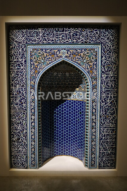 عرض محراب لمسجد بزخارف تراثية عريقة، متحف بينالي للفنون الإسلامية في المملكة العربية السعودية، استقطاب وجذب السياح والزوار للتعرف على تاريخ الأرض المقدسة، التحف الدينية الأثرية المميزة، المعالم الثقافية المشهورة في مدينة جدة