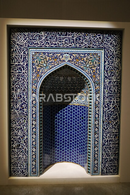 محراب لمسجد بزخارف تراثية عريقة، متحف بينالي للفنون الإسلامية في المملكة العربية السعودية، استقطاب وجذب السياح والزوار للتعرف على تاريخ الأرض المقدسة، التحف الدينية الأثرية المميزة، المعالم الثقافية المشهورة في مدينة جدة