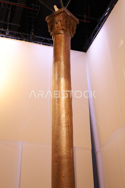 التعرف على تاريخ الأرض المقدسة، متحف بينالي للفنون الإسلامية في المملكة العربية السعودية, المعالم الثقافية المشهورة في مدينة جدة، عمود الكعبة الحجري، التحف والمقتنيات الدينية الأثرية المميزة، الأعمدة الداخلية لبيت الله الحرام، الآثار التاريخية القديمة للحج