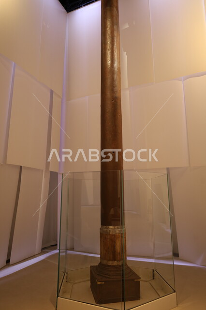 التعرف على تاريخ الأرض المقدسة، متحف بينالي للفنون الإسلامية في المملكة العربية السعودية, المعالم الثقافية المشهورة في مدينة جدة، عمود الكعبة الحجري، التحف والمقتنيات الدينية الأثرية المميزة، الأعمدة الداخلية لبيت الله الحرام، الآثار التاريخية القديمة للحج