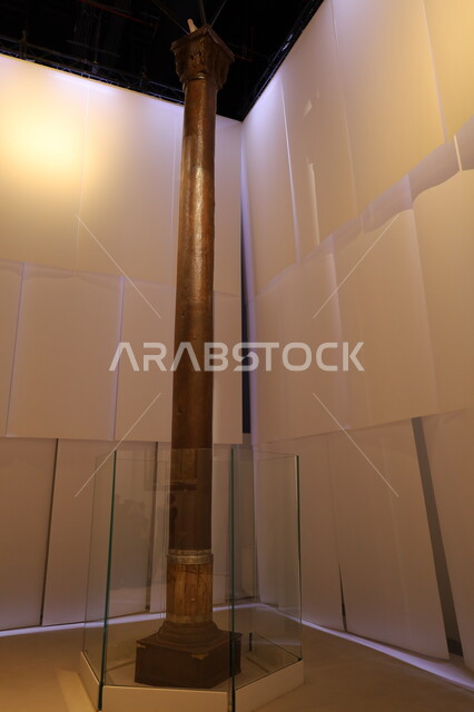 التعرف على تاريخ الأرض المقدسة، متحف بينالي للفنون الإسلامية في المملكة العربية السعودية, المعالم الثقافية المشهورة في مدينة جدة، عمود الكعبة الحجري، التحف والمقتنيات الدينية الأثرية المميزة، الأعمدة الداخلية لبيت الله الحرام، الآثار التاريخية القديمة للحج