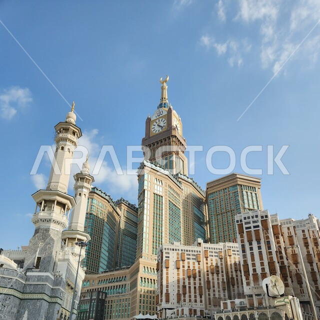 تطور الفن الهندسي المعماري للفنادق والأبراج الفاخرة المحيطة بالمسجد الحرام, برج الساعة المطل على الحرم المكي الشريف في مكة المكرمه، أماكن ومعالم دينية اسلامية مقدسة, منظر السماء الزرقاء 