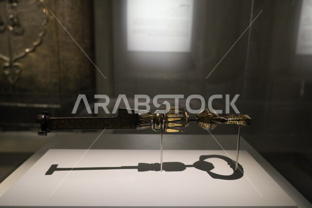  التحف والمقتنيات الدينية الأثرية المميزة، وجهات جذب واستقطاب السياح والزوار للتعرف على تاريخ الأرض المقدسة، متحف بينالي للفنون الإسلامية في المملكة العربية السعودية, المعالم الثقافية المشهورة في مدينة جدة، مفتاح باب الكعبة التاريخي المزخرف بالنقش الإسلامي