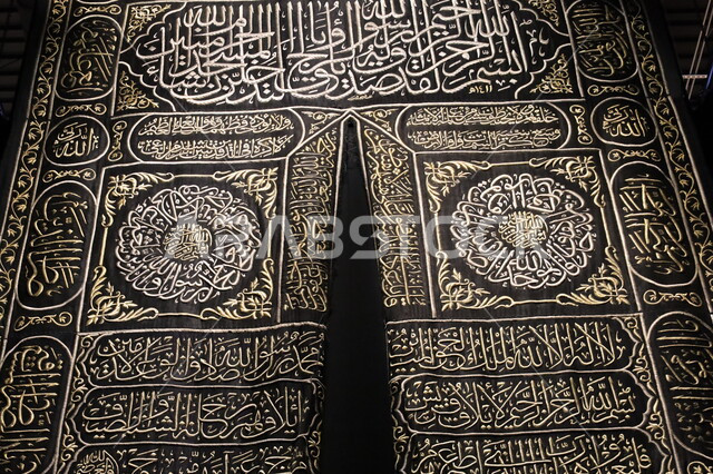 المخطوطات الدينية الأثرية التاريخية النادرة، الستارة الحريرية السوداء لباب الكعبة المنقوشة بآيات القرآن الكريم، عرض لكسوة الكعبة المطرزة بخيوط ذهبية وفضية، التعرف على ثقافة وتاريخ الأراضي المقدسة، متحف بينالي للفنون الإسلامية في جدة بالمملكة العربية السعودية