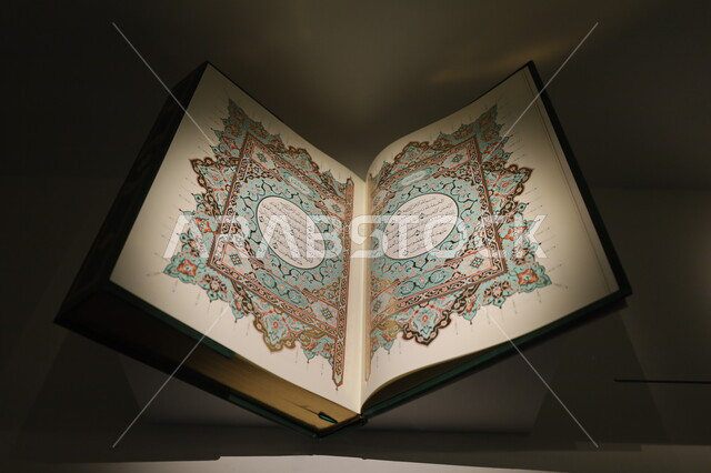 عرض لأندر المخطوطات القرآنية التاريخية في متحف بينالي للفنون الإسلامية في جدة، المعالم التاريخية الثقافية المشهورة بالمملكة العربية السعودية, وجهات جذب واستقطاب السياح والزوار للتعرف على تاريخ الأرض المقدسة، نسخة قديمة جداً من القرآن الكريم المكتوبة بشكل يدوي