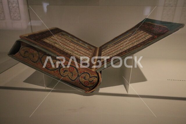 عرض لأندر المخطوطات القرآنية التاريخية في متحف بينالي للفنون الإسلامية في جدة، المعالم التاريخية الثقافية المشهورة بالمملكة العربية السعودية, وجهات جذب واستقطاب السياح والزوار للتعرف على تاريخ الأرض المقدسة، نسخة قديمة جداً من القرآن الكريم المكتوبة بشكل يدوي