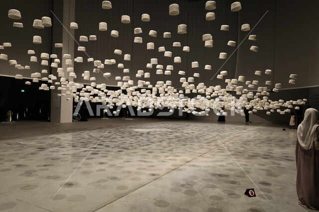  قاعة الحجاج الممتلئة بالقبعات البيضاء المعلقة بالسقف، متحف بينالي للفنون الإسلامية في جدة بالمملكة العربية السعودية, وجهات جذب واستقطاب السياح والزوار للتعرف على تاريخ الأراضي المقدسة، المعالم الثقافية المشهورة، التحف والمقتنيات الدينية الأثرية المميزة 