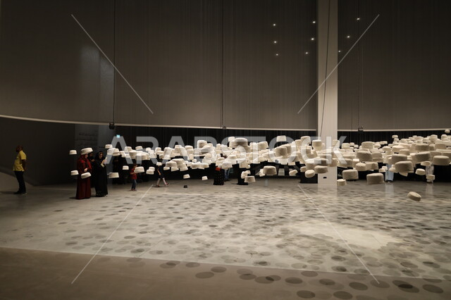  قاعة الحجاج الممتلئة بالقبعات البيضاء المعلقة بالسقف، متحف بينالي للفنون الإسلامية في جدة بالمملكة العربية السعودية, وجهات جذب واستقطاب السياح والزوار للتعرف على تاريخ الأراضي المقدسة، المعالم الثقافية المشهورة، التحف والمقتنيات الدينية الأثرية المميزة 