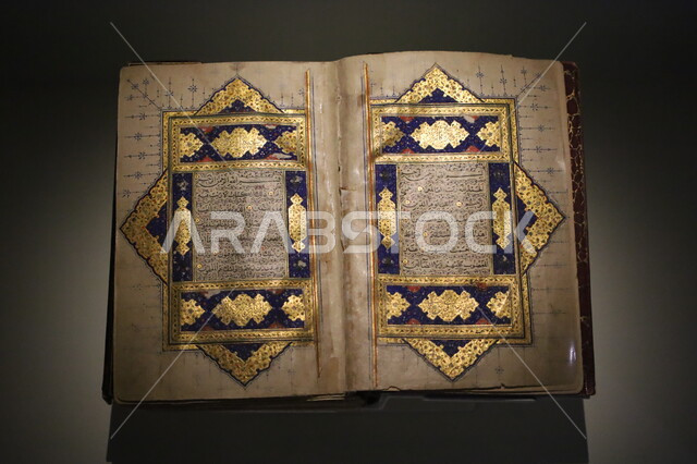 نسخة قديمة جداً من القرآن الكريم المكتوبة بشكل يدوي معروضة في متحف بينالي للفنون الإسلامية في جدة، المعالم التاريخية الثقافية المشهورة بالمملكة العربية السعودية, وجهات جذب واستقطاب السياح والزوار للتعرف على تاريخ الأرض المقدسة، عرض لأندر المخطوطات القرآنية