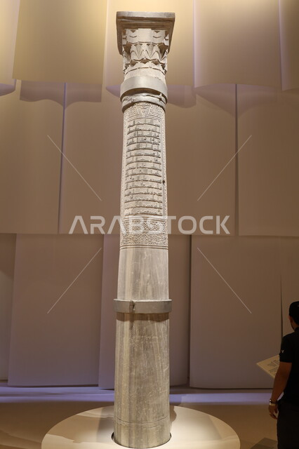  استعراض الكنوز التاريخية لحضارة الاسلام، جذب واستقطاب الزوار للتعرف على تاريخ الأرض المقدسة، متحف بينالي للفنون الإسلامية في المملكة العربية السعودية, نقش آيات قرآنية على عامود رخامي من المسجد الحرام في مكة المكرمة، المعالم الثقافية المشهورة في مدينة جدة