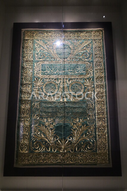 لوحة لآية الكرسي منقوشة باللون الذهبي على الطراز الشرقي العربي التقليدي، معروضات ومقتنيات مميزة في متحف بينالي للفنون الإسلامية في جدة، المعالم التاريخية الثقافية المشهورة بالمملكة العربية السعودية, وجهات استقطاب السياح والزوار للتعرف على تاريخ الأرض المقدسة