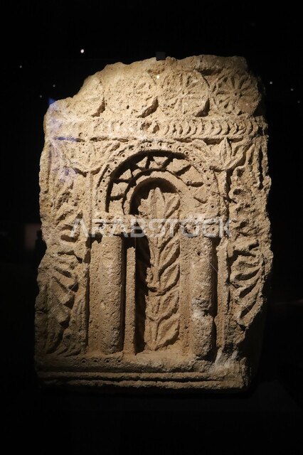 المعروضات الحجرية المنقوشة على الطراز الإسلامي القديم، التحف والمقتنيات الدينية الأثرية المميزة، وجهات جذب واستقطاب السياح والزوار للتعرف على تاريخ الأرض المقدسة، متحف بينالي للفنون الإسلامية في المملكة العربية السعودية, المعالم الثقافية المشهورة في مدينة جدة