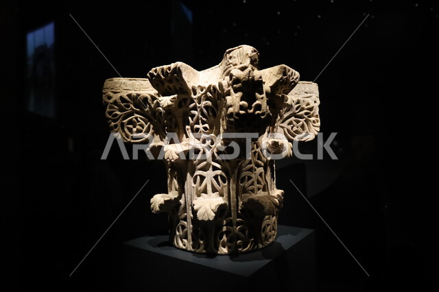 المعروضات الحجرية المنقوشة على الطراز الإسلامي القديم، التحف والمقتنيات الدينية الأثرية المميزة، وجهات جذب واستقطاب السياح والزوار للتعرف على تاريخ الأرض المقدسة، متحف بينالي للفنون الإسلامية في المملكة العربية السعودية, المعالم الثقافية المشهورة في مدينة جدة