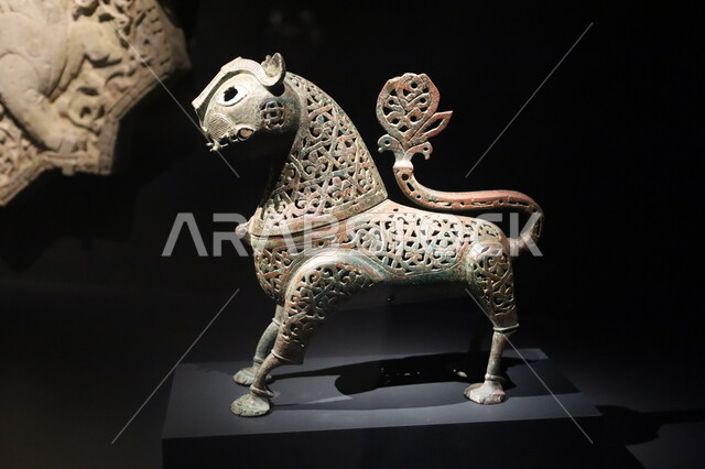 Ancient Islamic style carved stone exhibits, distinctive religious artifacts and collectibles, tourist attractions and visitors to learn about the history of the Holy Land, Biennale Museum of Islamic Arts in the Kingdom of Saudi Arabia, famous cultural landmarks in Jeddah