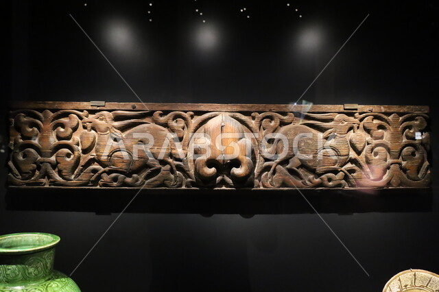 المعروضات الحجرية المنقوشة على الطراز الإسلامي القديم، التحف والمقتنيات الدينية الأثرية المميزة، وجهات جذب واستقطاب السياح والزوار للتعرف على تاريخ الأرض المقدسة، متحف بينالي للفنون الإسلامية في المملكة العربية السعودية, المعالم الثقافية المشهورة في مدينة جدة