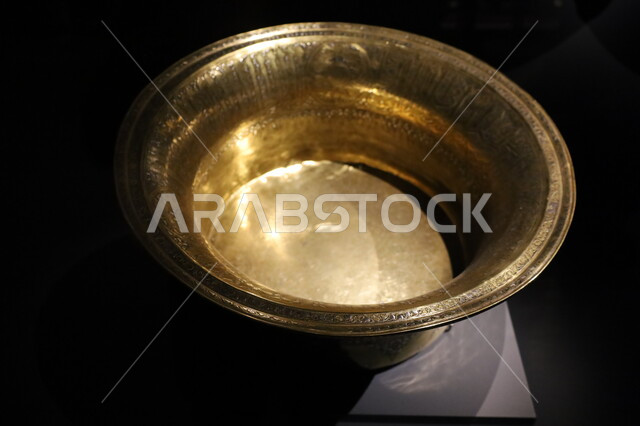وعاء نحاسي مستخدم في العصور القديمة معروض في متحف بينالي للفنون الإسلامية في المملكة العربية السعودية, التحف والمقتنيات الدينية الأثرية المميزة، وجهات جذب واستقطاب السياح والزوار للتعرف على تاريخ الأرض المقدسة، المعالم الثقافية المشهورة في مدينة جدة