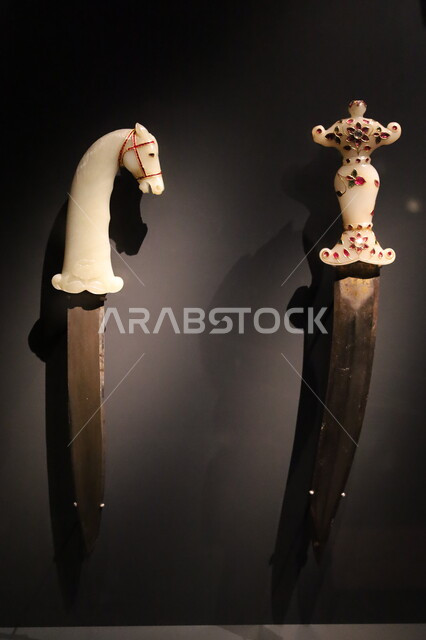 الآثار والمقتنيات الدينية التاريخية المميزة، أسلحة بيضاء وخناجر مصممة على الطراز العربي القديم،  وجهات جذب واستقطاب السياح والزوار للتعرف على تاريخ الأرض المقدسة، متحف بينالي للفنون الإسلامية في المملكة العربية السعودية, المعالم الثقافية المشهورة في مدينة جدة