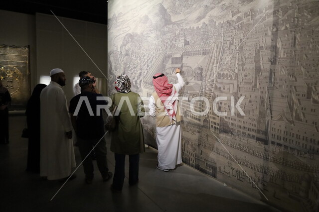 توافد الزوار والسياح لمشاهدة الرسومات والكتابات المنقوشة على الجدار الحجري القديم، التحف والمقتنيات الدينية الأثرية المميزة، التعرف على تاريخ الأرض المقدسة، متحف بينالي للفنون الإسلامية في المملكة العربية السعودية, المعالم الثقافية المشهورة في مدينة جدة