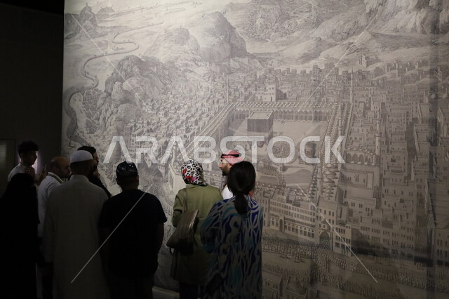 توافد الزوار والسياح لمشاهدة الرسومات والكتابات المنقوشة على الجدار الحجري القديم، التحف والمقتنيات الدينية الأثرية المميزة، التعرف على تاريخ الأرض المقدسة، متحف بينالي للفنون الإسلامية في المملكة العربية السعودية, المعالم الثقافية المشهورة في مدينة جدة