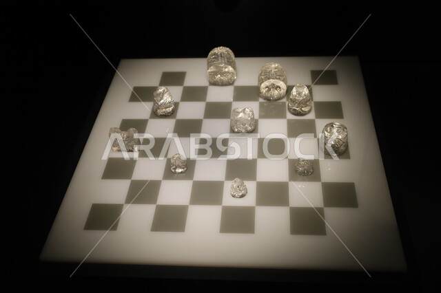  التحف والمقتنيات الأثرية المميزة، رقعة شطرنج بأحجار اللعب الكريستالية في متحف بينالي للفنون الإسلامية في المملكة العربية السعودية, وجهات جذب السياح والزوار للتعرف على تاريخ الأرض المقدسة،  المعالم الثقافية المشهورة في مدينة جدة، الألعاب والأنشطة الترفيهية