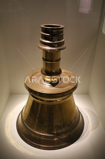 الشمعدان النحاسي المستخدم في العصور القديمة معروض في متحف بينالي للفنون الإسلامية في المملكة العربية السعودية, التحف والمقتنيات الدينية الأثرية المميزة، وجهات جذب واستقطاب السياح والزوار للتعرف على تاريخ الأرض المقدسة، المعالم الثقافية المشهورة في مدينة جدة