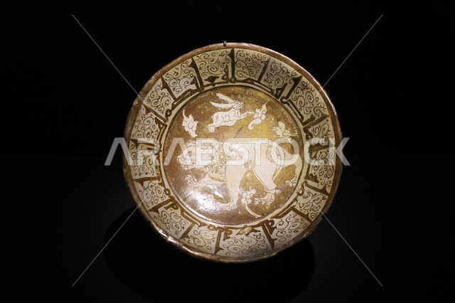 عملة نقدية ذهبية من العصور الإسلامية القديمة معروضة في متحف بينالي للفن الإسلامي في المملكة العربية السعودية, التحف والمقتنيات الدينية الأثرية المميزة، وجهات جذب واستقطاب السياح والزوار للتعرف على تاريخ الأرض المقدسة، المعالم الثقافية المشهورة في مدينة جدة