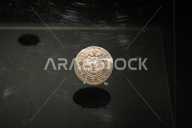 عملة نقدية ذهبية من العصور الإسلامية القديمة معروضة في متحف بينالي للفن الإسلامي في المملكة العربية السعودية, التحف والمقتنيات الدينية الأثرية المميزة، وجهات جذب واستقطاب السياح والزوار للتعرف على تاريخ الأرض المقدسة، المعالم الثقافية المشهورة في مدينة جدة