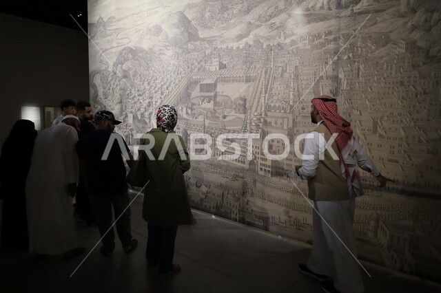توافد الزوار والسياح لمشاهدة الرسومات والكتابات المنقوشة على الجدار الحجري القديم، التحف والمقتنيات الدينية الأثرية المميزة، التعرف على تاريخ الأرض المقدسة، متحف بينالي للفنون الإسلامية في المملكة العربية السعودية, المعالم الثقافية المشهورة في مدينة جدة