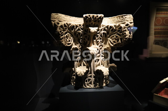 المعروضات الحجرية المنقوشة على الطراز الإسلامي القديم، التحف والمقتنيات الدينية الأثرية المميزة، وجهات جذب واستقطاب السياح والزوار للتعرف على تاريخ الأرض المقدسة، متحف بينالي للفنون الإسلامية في المملكة العربية السعودية, المعالم الثقافية المشهورة في مدينة جدة