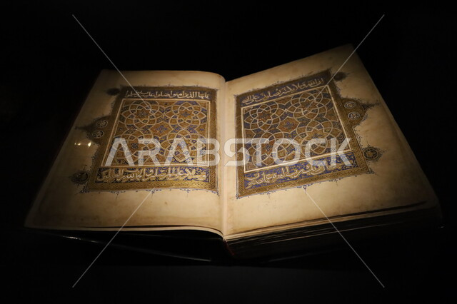 الكتب والمخطوطات الأثرية القديمة المكتوبة والمرسومة لتعبر عن الحضارة الإسلامية، معروضات ومقتنيات مميزة في متحف بينالي لفنون الإسلام في جدة، المعالم التاريخية الثقافية المشهورة بالمملكة العربية السعودية, وجهات جذب و السياح والزوار للتعرف على تاريخ الأرض المقدسة