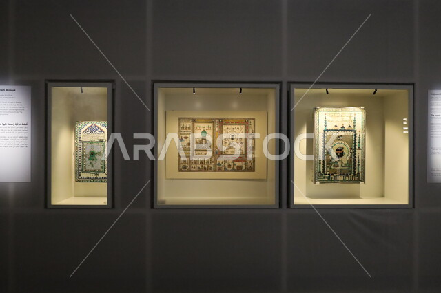 الكتب والمخطوطات الأثرية القديمة المكتوبة والمرسومة لتعبر عن الحضارة الإسلامية، معروضات ومقتنيات مميزة في متحف بينالي لفنون الإسلام في جدة، المعالم التاريخية الثقافية المشهورة بالمملكة العربية السعودية, وجهات جذب و السياح والزوار للتعرف على تاريخ الأرض المقدسة