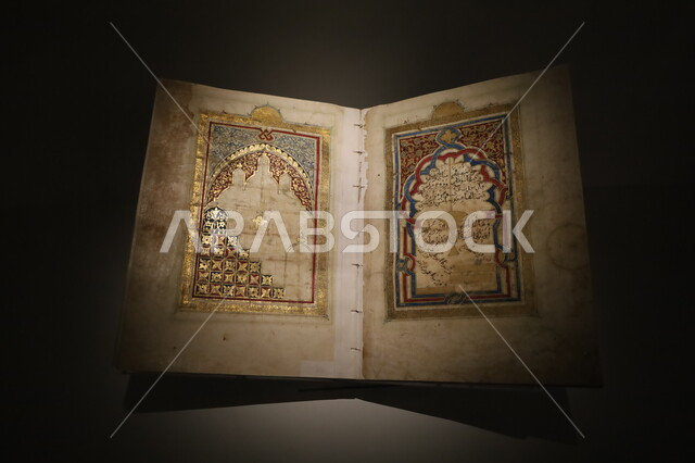 نسخة قديمة جداً من القرآن الكريم المكتوبة بشكل يدوي معروضة في متحف بينالي للفنون الإسلامية في جدة، المعالم التاريخية الثقافية المشهورة بالمملكة العربية السعودية, وجهات جذب واستقطاب السياح والزوار للتعرف على تاريخ الأرض المقدسة، عرض لأندر المخطوطات القرآنية