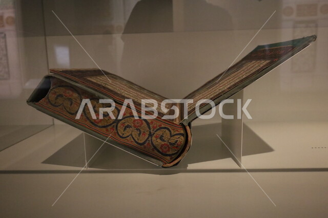 نسخة قديمة جداً من القرآن الكريم المكتوبة بشكل يدوي معروضة في متحف بينالي للفنون الإسلامية في جدة، المعالم التاريخية الثقافية المشهورة بالمملكة العربية السعودية, وجهات جذب واستقطاب السياح والزوار للتعرف على تاريخ الأرض المقدسة، عرض لأندر المخطوطات القرآنية