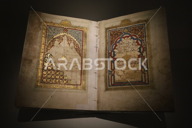 عرض لأندر المخطوطات القرآنية، نسخة قديمة جداً من القرآن الكريم المكتوبة بشكل يدوي معروضة في متحف بينالي للفنون الإسلامية في جدة، المعالم التاريخية الثقافية المشهورة بالمملكة العربية السعودية, وجهات جذب واستقطاب السياح والزوار للتعرف على تاريخ الأرض المقدسة