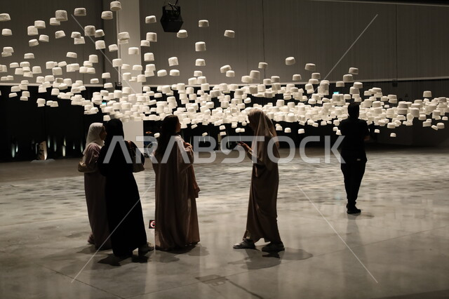 صالة الحجاج الممتلئة بالقبعات البيضاء المعلقة بالسقف، متحف بينالي للفنون الإسلامية في جدة بالمملكة العربية السعودية, وجهات جذب واستقطاب السياح والزوار للتعرف على تاريخ الأراضي المقدسة، المعالم الثقافية المشهورة، التحف والمقتنيات الدينية الأثرية المميزة