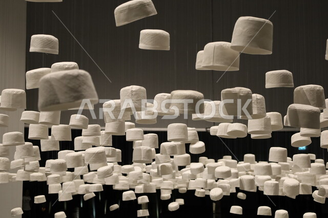 صالة الحجاج الممتلئة بالقبعات البيضاء المعلقة بالسقف، متحف بينالي للفنون الإسلامية في جدة بالمملكة العربية السعودية, وجهات جذب واستقطاب السياح والزوار للتعرف على تاريخ الأراضي المقدسة، المعالم الثقافية المشهورة، التحف والمقتنيات الدينية الأثرية المميزة