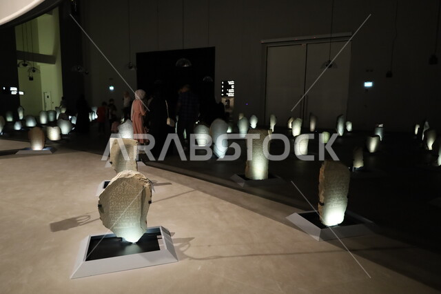 المخطوطات والرسائل الأثرية المكتوبة عى ورق البردي القديم بخط اليد، معروضات ومقتنيات مميزة في متحف بينالي للفنون الإسلامية في جدة، المعالم التاريخية الثقافية المشهورة بالمملكة العربية السعودية, وجهات جذب واستقطاب السياح والزوار للتعرف على تاريخ الأرض المقدسة