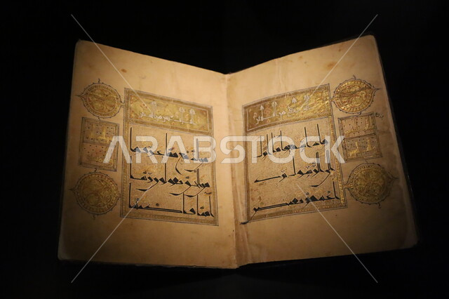 الرسائل والمخطوطات الأثرية القديمة المكتوبة بلغات متنوعة وبخط اليد، معروضات ومقتنيات مميزة في متحف بينالي للفنون الإسلامية في جدة، المعالم التاريخية الثقافية المشهورة بالمملكة العربية السعودية, وجهات جذب واستقطاب السياح والزوار للتعرف على تاريخ الأرض المقدسة