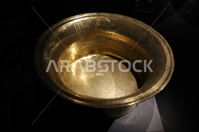 وعاء نحاسي مستخدم في العصور القديمة معروض في متحف بينالي للفنون الإسلامية في المملكة العربية السعودية, التحف والمقتنيات الدينية الأثرية المميزة، وجهات جذب واستقطاب السياح والزوار للتعرف على تاريخ الأرض المقدسة، المعالم الثقافية المشهورة في مدينة جدة