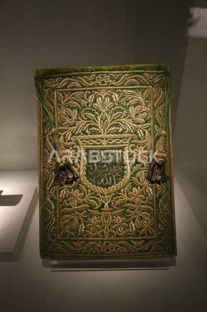 الكتب والمخطوطات الأثرية القديمة المكتوبة والمرسومة لتعبر عن الحضارة الإسلامية، معروضات ومقتنيات مميزة في متحف بينالي لفنون الإسلام في جدة، المعالم التاريخية الثقافية المشهورة بالمملكة العربية السعودية, وجهات جذب و السياح والزوار للتعرف على تاريخ الأرض المقدسة