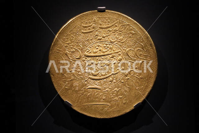 المعروضات الحجرية المنقوشة على الطراز الإسلامي القديم، التحف والمقتنيات الدينية الأثرية المميزة، وجهات جذب واستقطاب السياح والزوار للتعرف على تاريخ الأرض المقدسة، متحف بينالي للفنون الإسلامية في المملكة العربية السعودية, المعالم الثقافية المشهورة في مدينة جدة