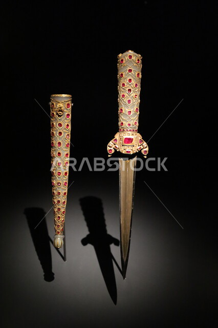 أسلحة بيضاء وخناجر مصممة على الطراز العربي القديم، الآثار والمقتنيات الدينية التاريخية المميزة، وجهات جذب واستقطاب السياح والزوار للتعرف على تاريخ الأرض المقدسة، متحف بينالي للفنون الإسلامية في المملكة العربية السعودية, المعالم الثقافية المشهورة في مدينة جدة