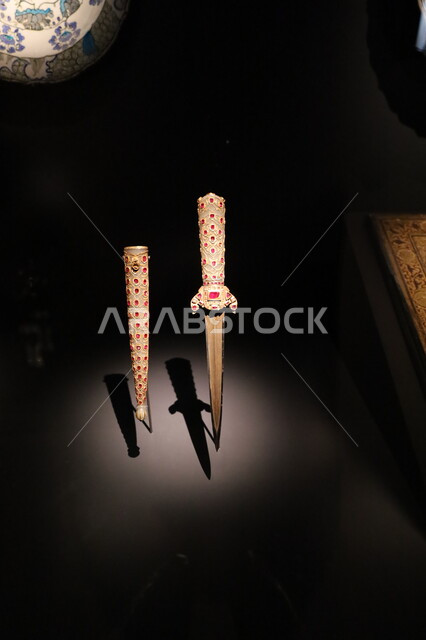 أسلحة بيضاء وخناجر مصممة على الطراز العربي القديم، الآثار والمقتنيات الدينية التاريخية المميزة، وجهات جذب واستقطاب السياح والزوار للتعرف على تاريخ الأرض المقدسة، متحف بينالي للفنون الإسلامية في المملكة العربية السعودية, المعالم الثقافية المشهورة في مدينة جدة