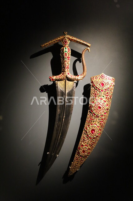 أسلحة بيضاء وخناجر مصممة على الطراز العربي القديم، الآثار والمقتنيات الدينية التاريخية المميزة، وجهات جذب واستقطاب السياح والزوار للتعرف على تاريخ الأرض المقدسة، متحف بينالي للفنون الإسلامية في المملكة العربية السعودية, المعالم الثقافية المشهورة في مدينة جدة