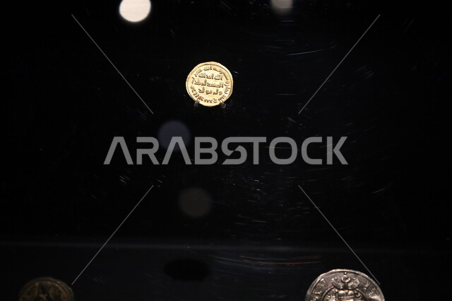 عملات نقدية من العصور الإسلامية القديمة معروضة في متحف بينالي للفن الإسلامي في المملكة العربية السعودية, التحف والمقتنيات الدينية الأثرية المميزة، وجهات جذب واستقطاب السياح والزوار للتعرف على تاريخ الأرض المقدسة، المعالم الثقافية المشهورة في مدينة جدة