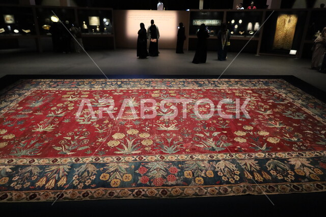 عرض سجادة مزخرفة بزخارف ونقوش شعبية، متحف بينالي للفنون الإسلامية في المملكة العربية السعودية, المعالم الثقافية المشهورة في مدينة جدة، التحف والمقتنيات الدينية الأثرية المميزة، وجهات جذب واستقطاب السياح والزوار للتعرف على تاريخ الأرض المقدسة