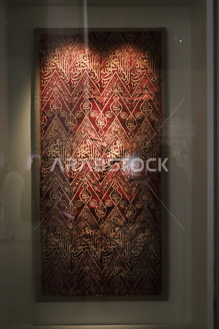 اللوحات والمخطوطات الأثرية القديمة المكتوبة والمرسومة لتعبر عن الحضارة الإسلامية، معروضات ومقتنيات مميزة في متحف بينالي لفنون الإسلام في جدة، المعالم التاريخية الثقافية المشهورة بالمملكة العربية السعودية, وجهات جذب و السياح والزوار للتعرف على تاريخ الأرض المقدسة