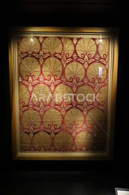 اللوحات والمخطوطات الأثرية القديمة المكتوبة والمرسومة لتعبر عن الحضارة الإسلامية، معروضات ومقتنيات مميزة في متحف بينالي لفنون الإسلام في جدة، المعالم التاريخية الثقافية المشهورة بالمملكة العربية السعودية, وجهات جذب و السياح والزوار للتعرف على تاريخ الأرض المقدسة