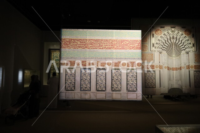 صالة الحجاج التي تعد بوابة الدخول للحرمين الشريفين، الفن الهندسي في التصاميم المعماري اللإسلامية، متحف بينالي للفن الإسلامي في جدة، المعالم التاريخية الثقافية المشهورة بالمملكة العربية السعودية, وجهات جذب واستقطاب السياح والزوار للتعرف على تاريخ الأرض المقدسة